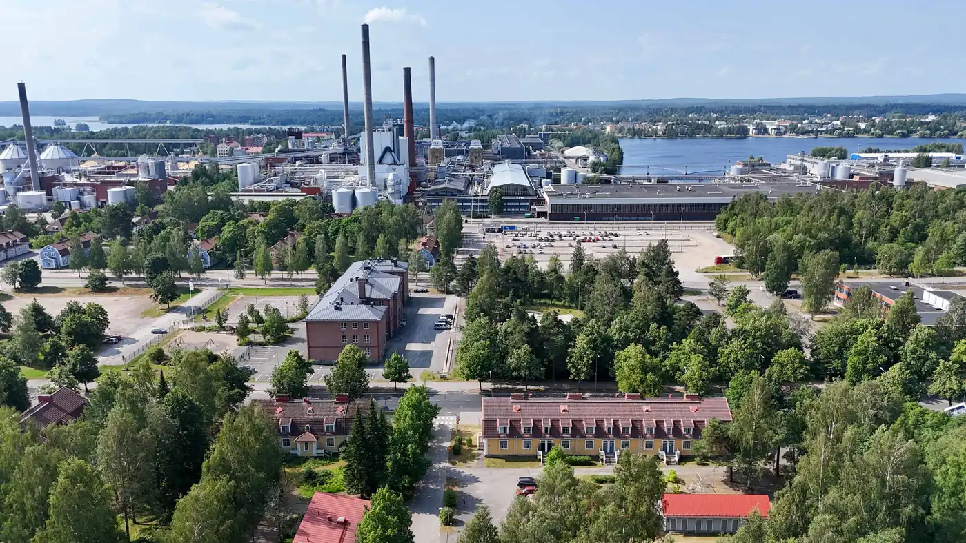 Ilmakuva Vanhasta Varkaudesta: tehdasalue, Haukivesi ja puutalokorttelit