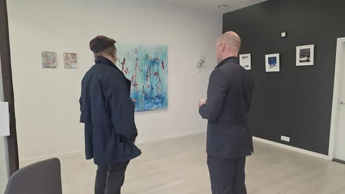 Kaupunginjohtaja ja taiteilija Galleria Tertunkulman avajaisn&auml;yttelyss&auml;